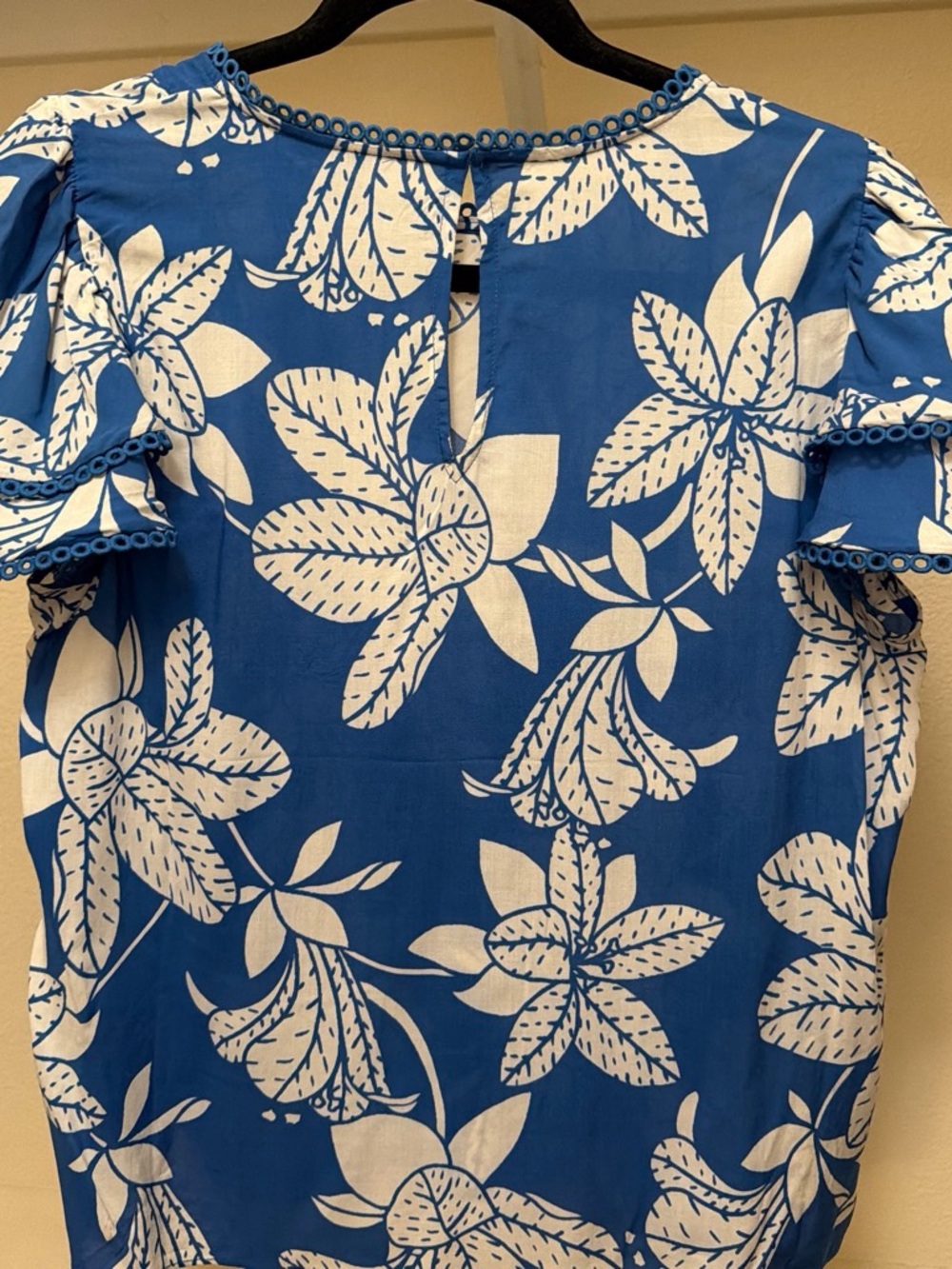 Rose & Olive Royal Blue White Floral Short Sleeve Blouse - Picture 3 of 4